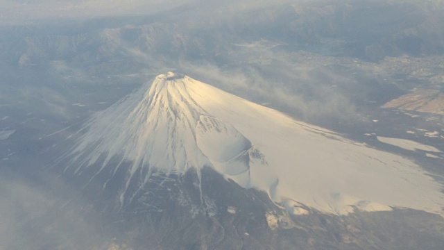 白雪覆盖的富士山鸟瞰图。视频素材