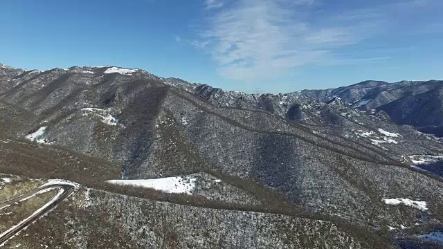 白雪皑皑的山路视频下载