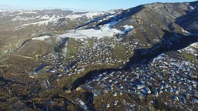 冬天的雪的村庄。山旅游。冬季视频下载