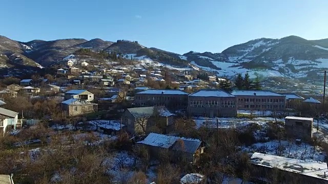 冬天的雪的村庄。山旅游。冬季视频下载