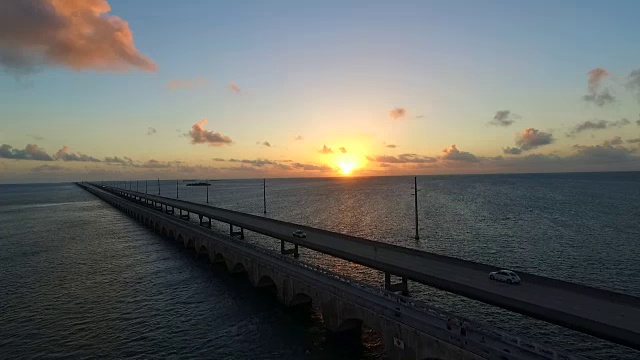 鸟瞰图七里大桥和日出时的海洋视频素材