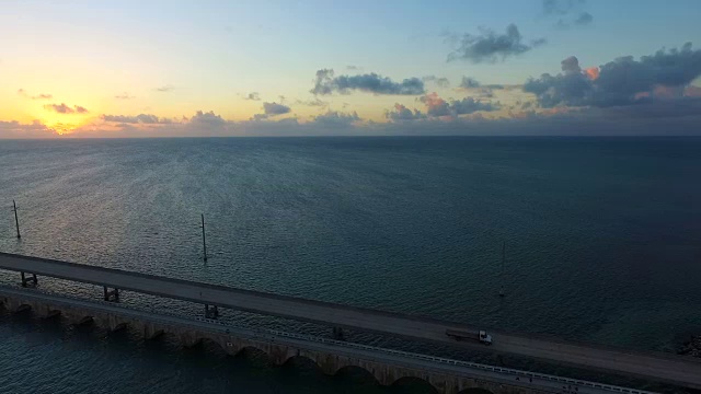 天空中七英里大桥和日出时的大海视频素材