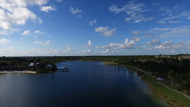 佛罗里达州湖面和地平线的航拍图视频下载