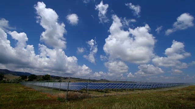 科罗拉多州柯林斯堡的太阳能电池板阵列云景视频下载