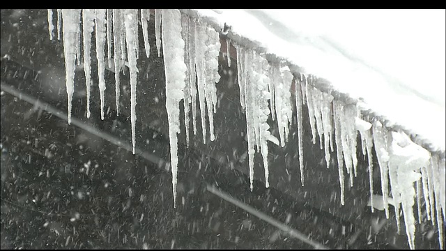 大雪时冰柱挂在屋檐上视频素材