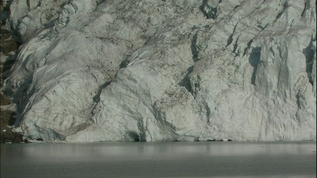 加拿大落基山脉公园，罗布森山，Berg冰川向下倾斜到Berg湖视频素材