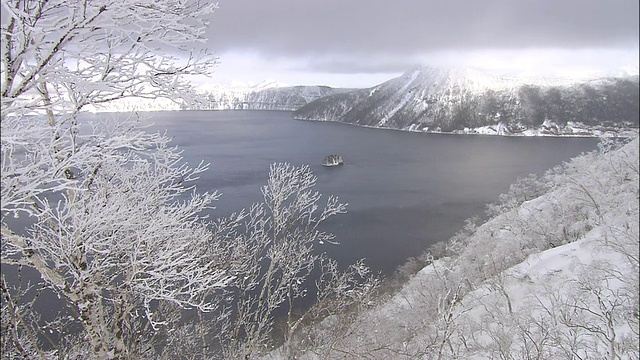 潘从白雪皑皑的森林出发，来到了被白雪覆盖的北海道马淑湖视频素材