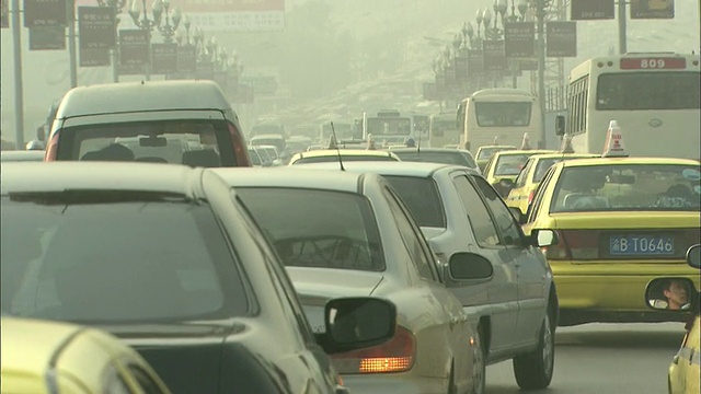 道路被车辆堵塞的轨迹拍摄视频素材