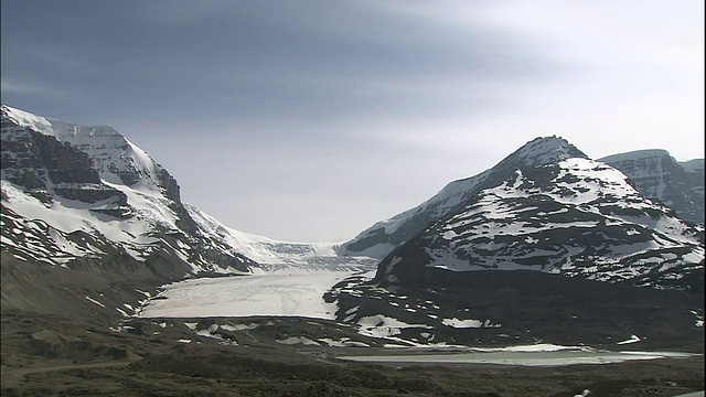 冬季积雪融化，露出裸露的岩石，加拿大落基山公园，加拿大视频素材