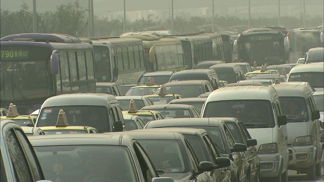 Smog-obscured建筑;倾斜到拥挤的道路视频素材