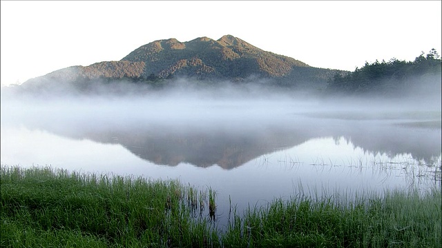 雾覆盖的湖与山的背景，反映在湖中的山，Oze Marsh，群马，新泻，福岛视频素材