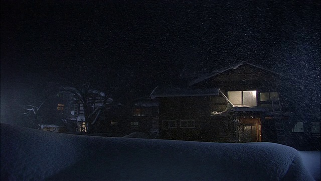 秋田，横田，雪在夜里落在房子上视频素材