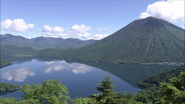 南台山及周围的山脉，山和云倒映在中禅寺湖的前景，日光，枥木视频素材