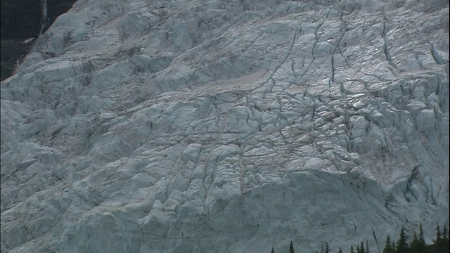 在加拿大落基山脉公园，罗布森山的伯格冰川上倾斜，然后向左倾斜视频素材