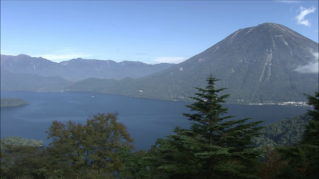 南台山和中禅寺湖周围的山脉，前景树木，枥木视频素材