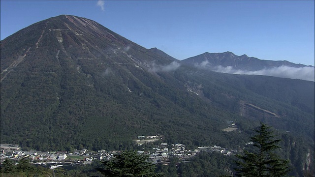 潘正好经过中真季子湖畔的山脉，到达枥木县的南台山视频素材