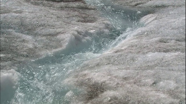 倾斜融化的水流下冰川表面，流入磨坊井，加拿大落基山脉公园，加拿大视频素材