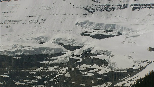 从雪分散的山脉缩小到路易斯湖在前景，加拿大落基山脉公园，加拿大视频素材