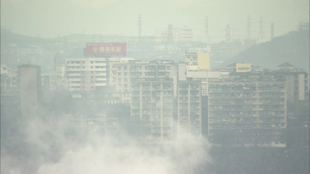 重庆的商业街浓烟滚滚。中景重庆，四川省视频素材