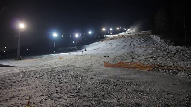 滑雪者在滑雪场和雪炮上滑行视频素材