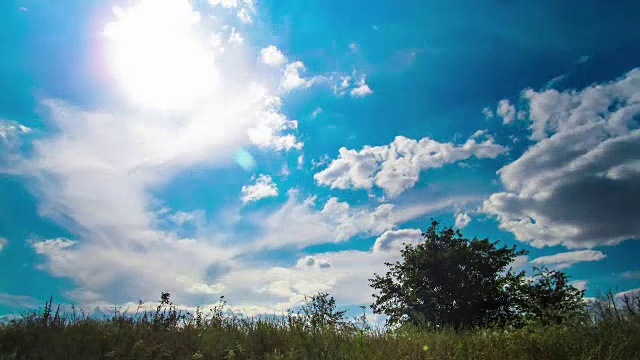 风景，云在有树的田野上移动视频素材