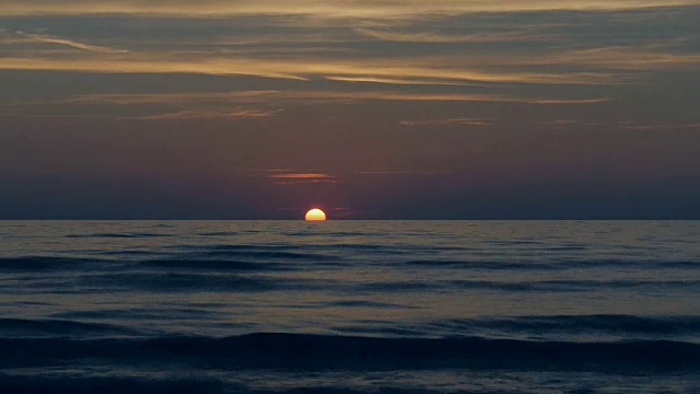 太阳落在波罗的海，卷云视频素材