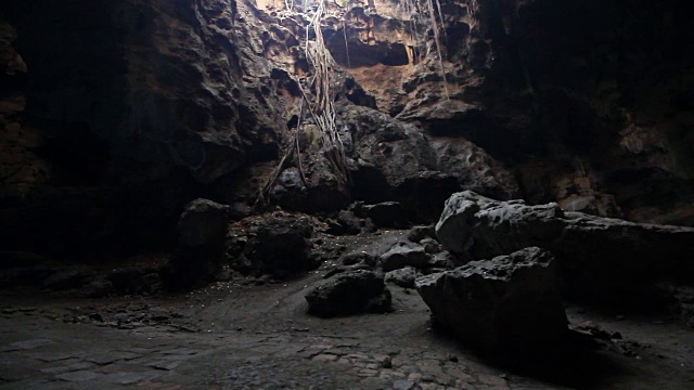 山洞里的寺庙视频素材