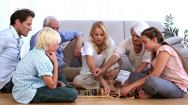 家人在家里下棋视频素材