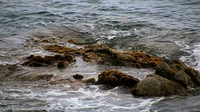 绿松石水域上的海岩视频素材