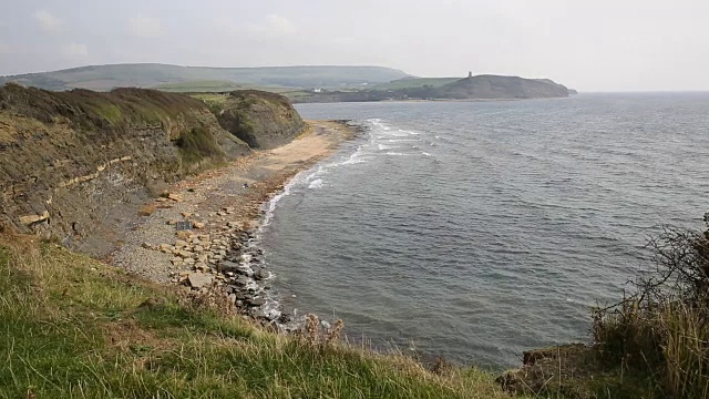 位于英国多塞特海岸鲁尔沃斯湾以东的基默里奇湾，朝向克拉维尔塔视频素材