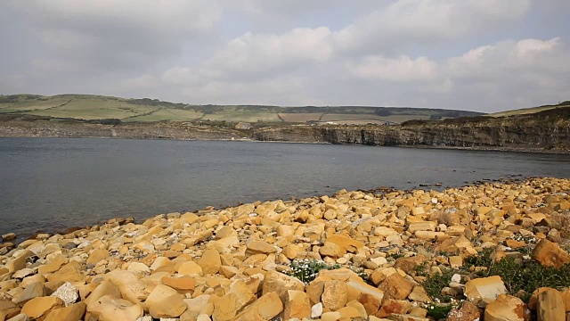 位于英国卢沃斯湾以东的多塞特海岸的基默里奇湾视频素材