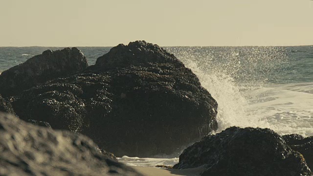 海水溅在岩石上视频下载