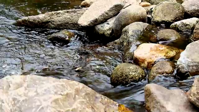 石头随着流水在河里流动视频素材