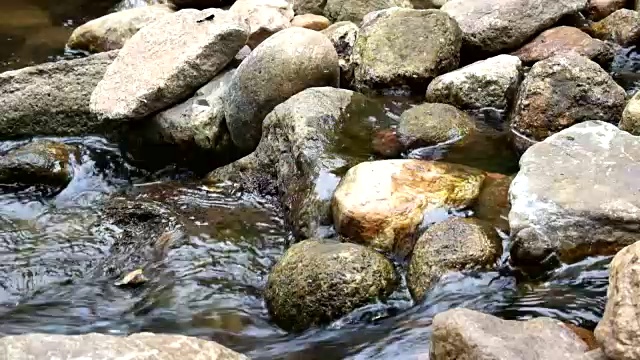 石头随着流水在河里流动视频素材