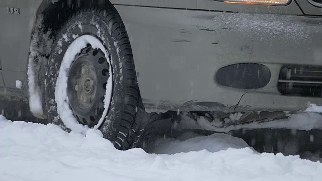 车轮在雪地上打滑视频素材