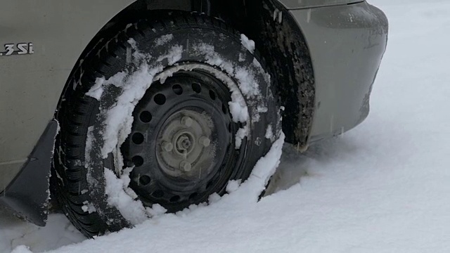 车轮在雪地上打滑视频素材