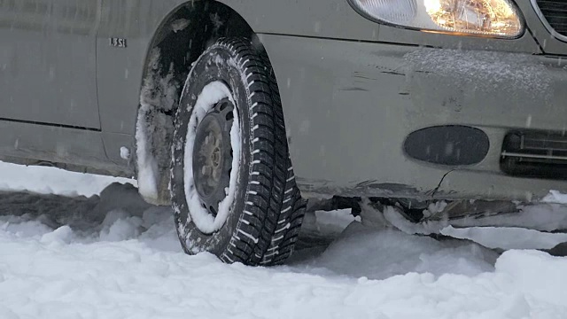 汽车轮胎和雪地上的痕迹视频素材