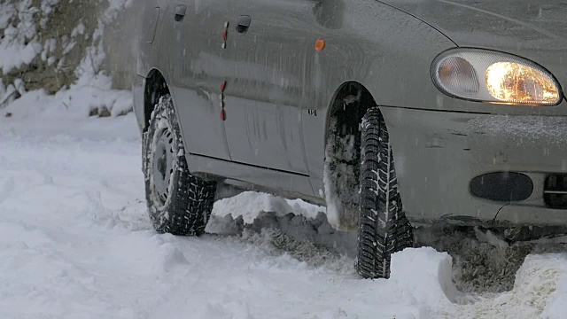 汽车轮胎和雪地上的痕迹视频素材