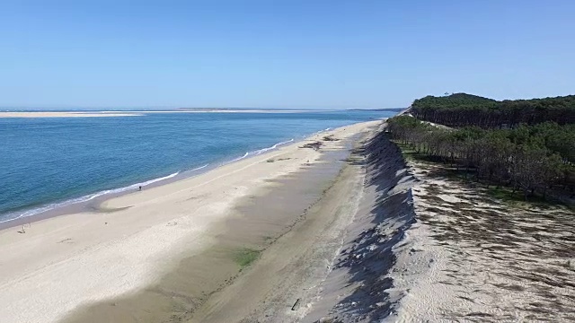 从空中俯瞰法国阿卡松的皮拉特沙丘视频素材