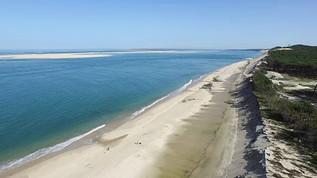 从空中俯瞰法国阿卡松的皮拉特沙丘视频下载