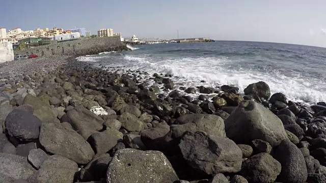 时间流逝，海浪拍打着多石的海岸，4K视频素材