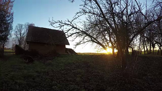 古老的粘土谷仓和太阳从乡村田野升起的景观，时间间隔为4K视频素材