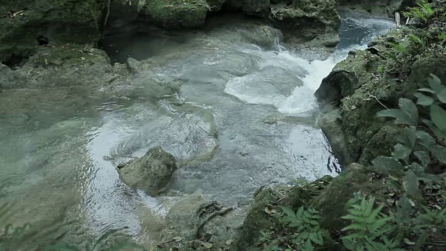 嘈杂的山区河流视频下载