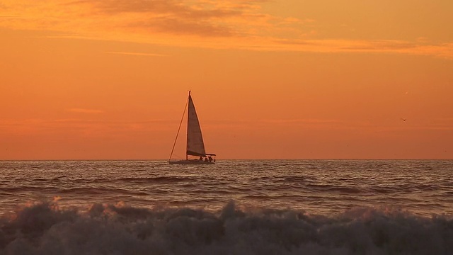 海浪和帆船视频素材