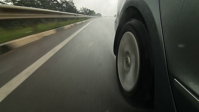 汽车在大雨中在潮湿的公路上疾驰视频素材