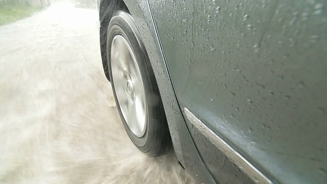 汽车在倾盆大雨和冰雹中穿过城市街道视频素材