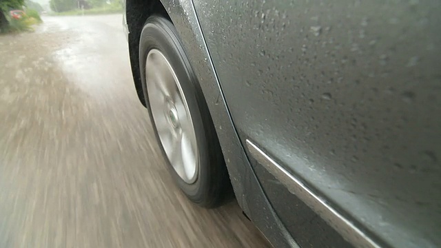 汽车在倾盆大雨和冰雹中沿着道路行驶视频素材