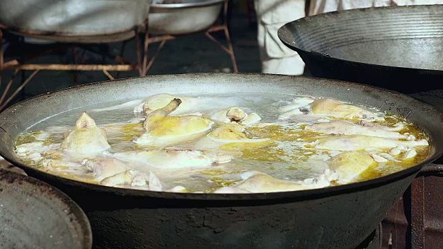 在沸水中煮鸡肉的特写视频素材