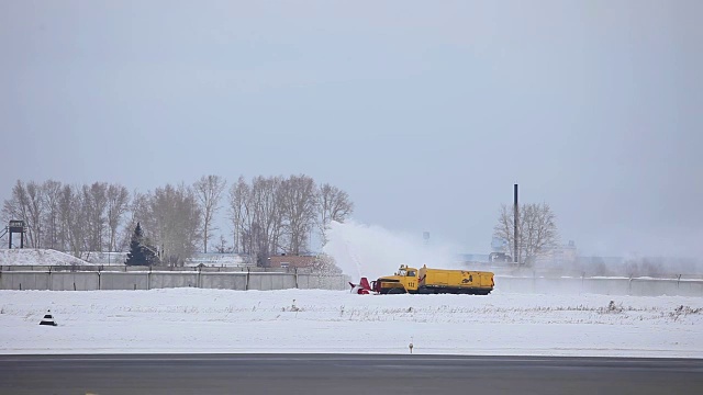 扫雪机清理跑道视频素材