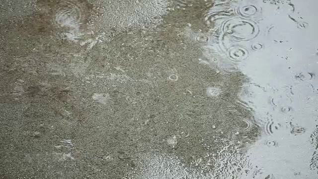 雨滴落进水坑视频素材